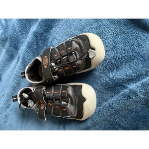 Keen Sandals Little Kid size 9 Gray and orange elastic
